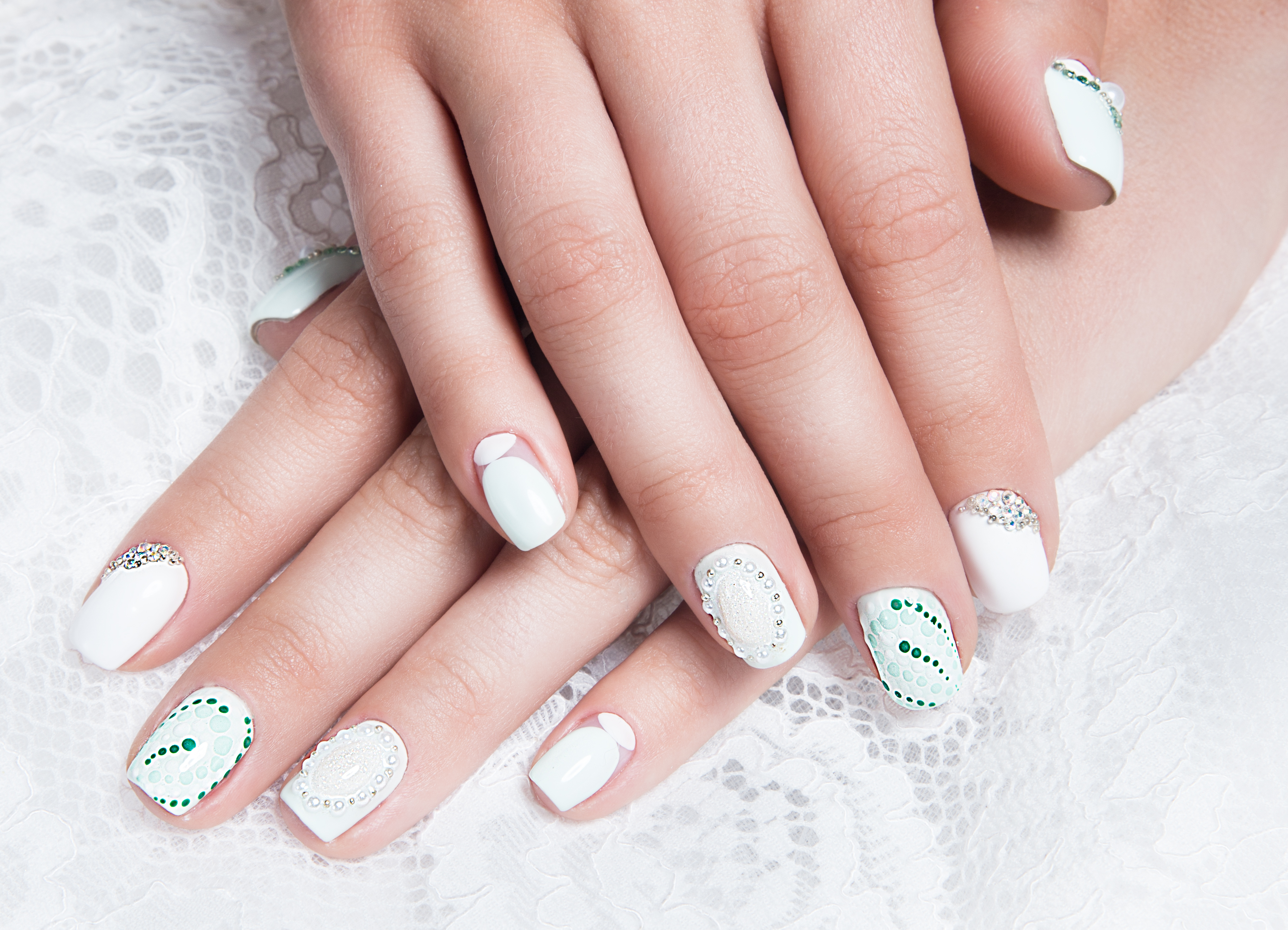 Wedding manicure for the bride in gentle tones with flowers. Nail Design.