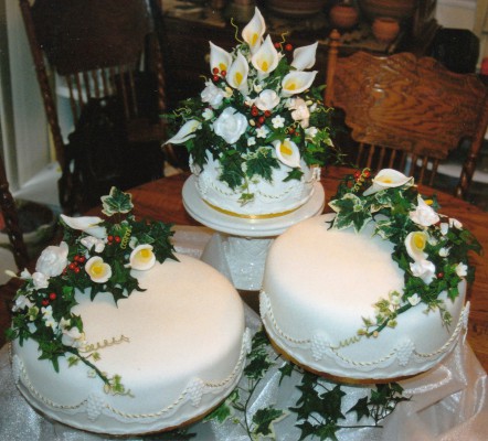 9191-wedding-cakes-with-calla-lilies-decorations