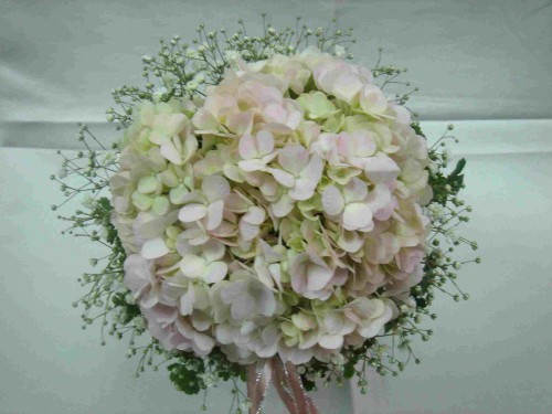 hydrangea_in_round_bouquet