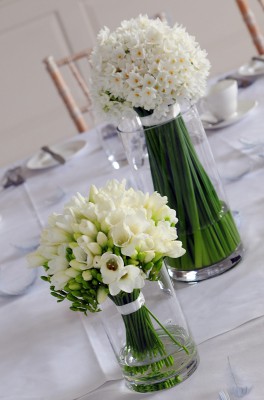 narcissi-and-freesia-table-arrangement