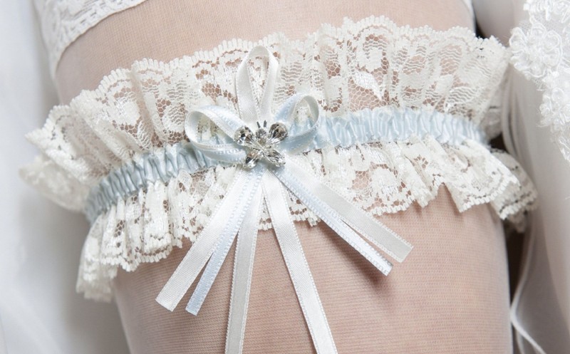 2-garter-girl-diy-embroidery-wedding-abby-jiu