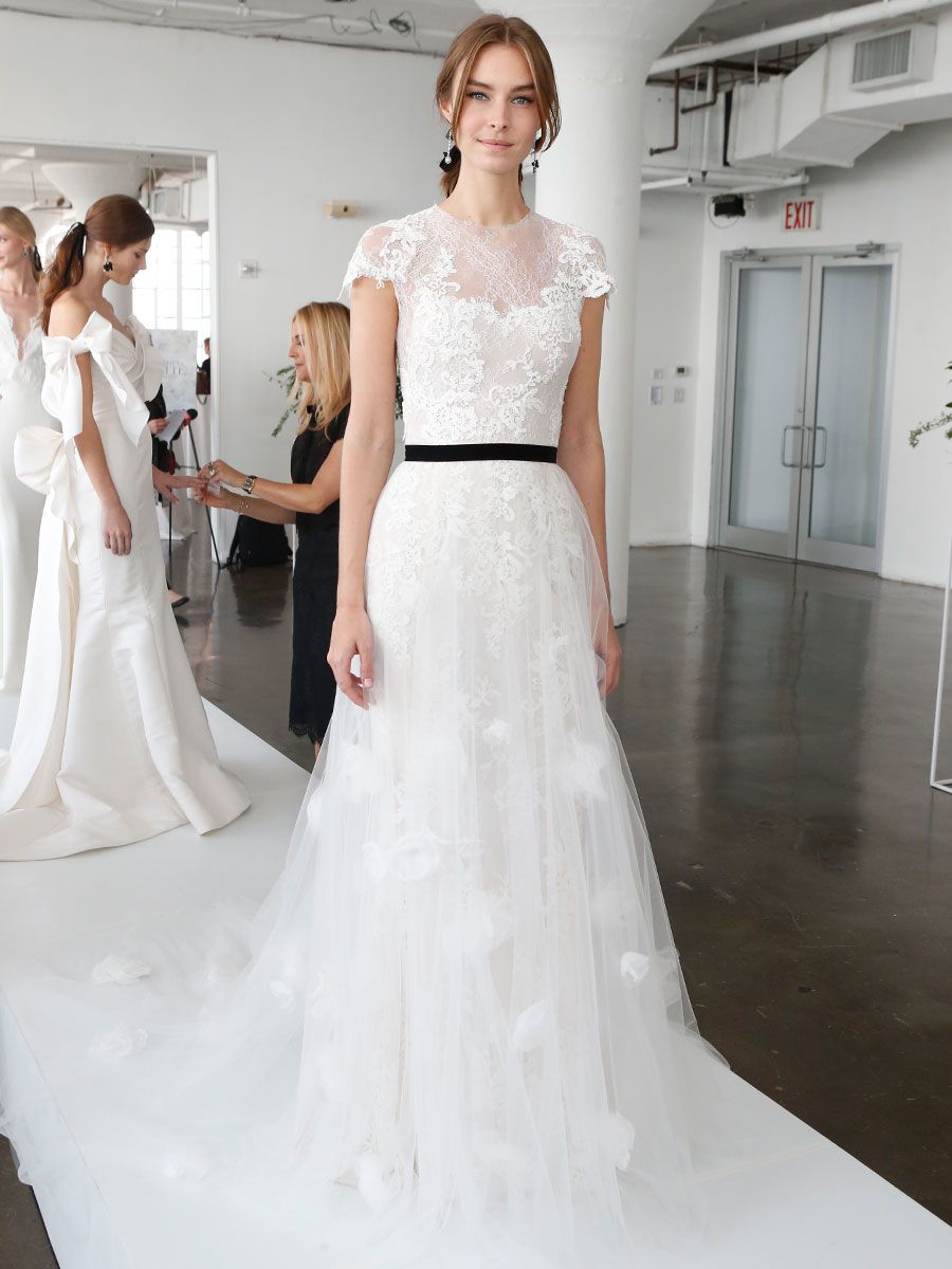 Marchesa 2018: классические силуэты в новых формах