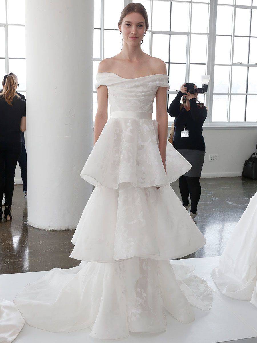 Marchesa 2018: классические силуэты в новых формах