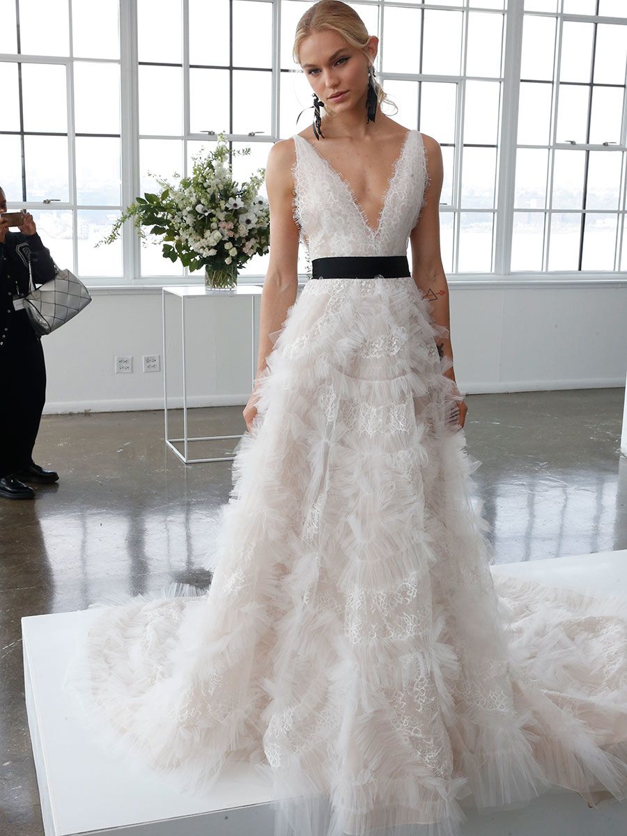 Marchesa 2018: классические силуэты в новых формах