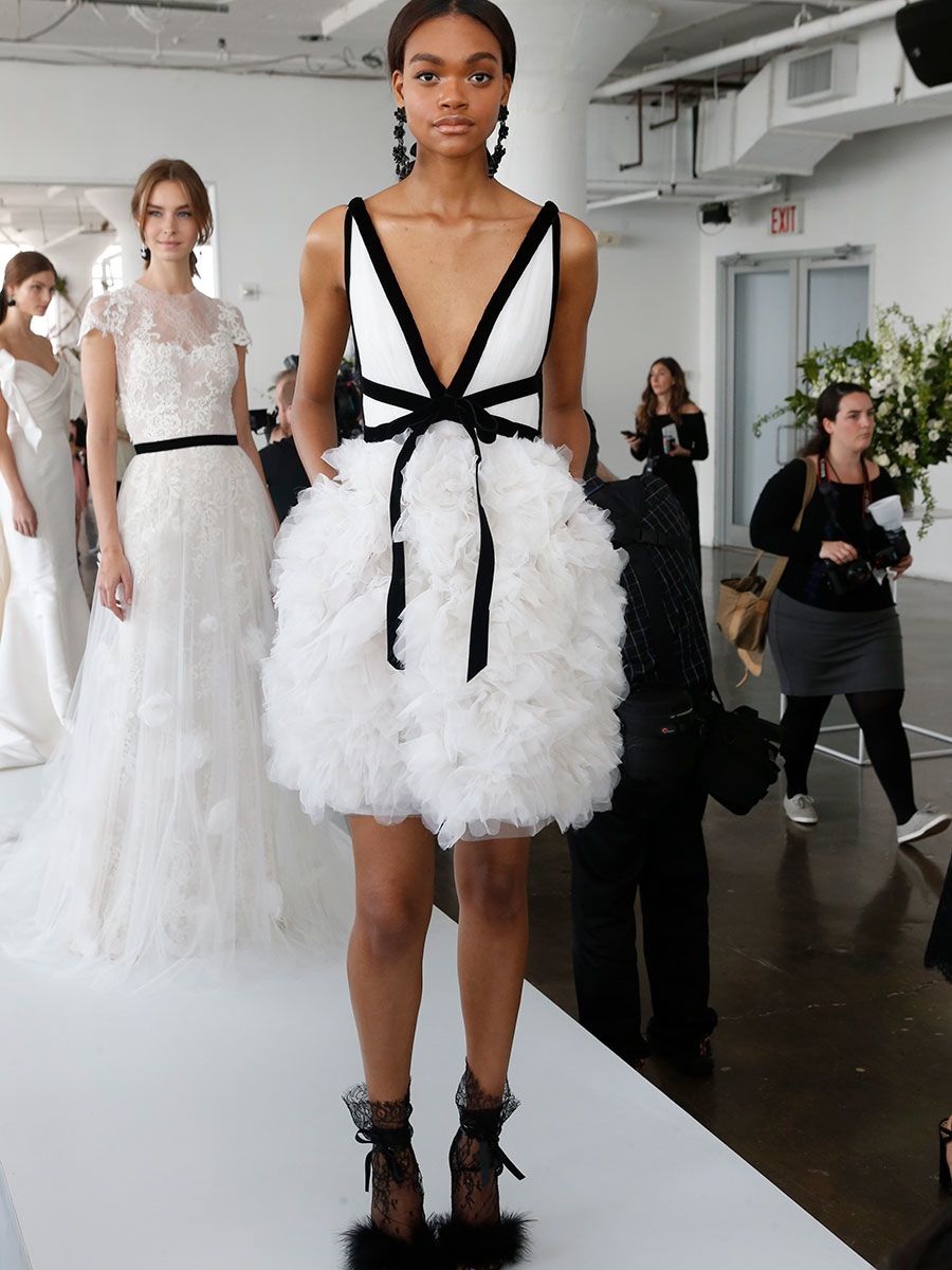 Marchesa 2018: классические силуэты в новых формах