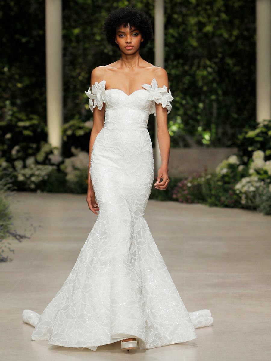 Pronovias Весна 2019: цветочные луки для каждой невесты