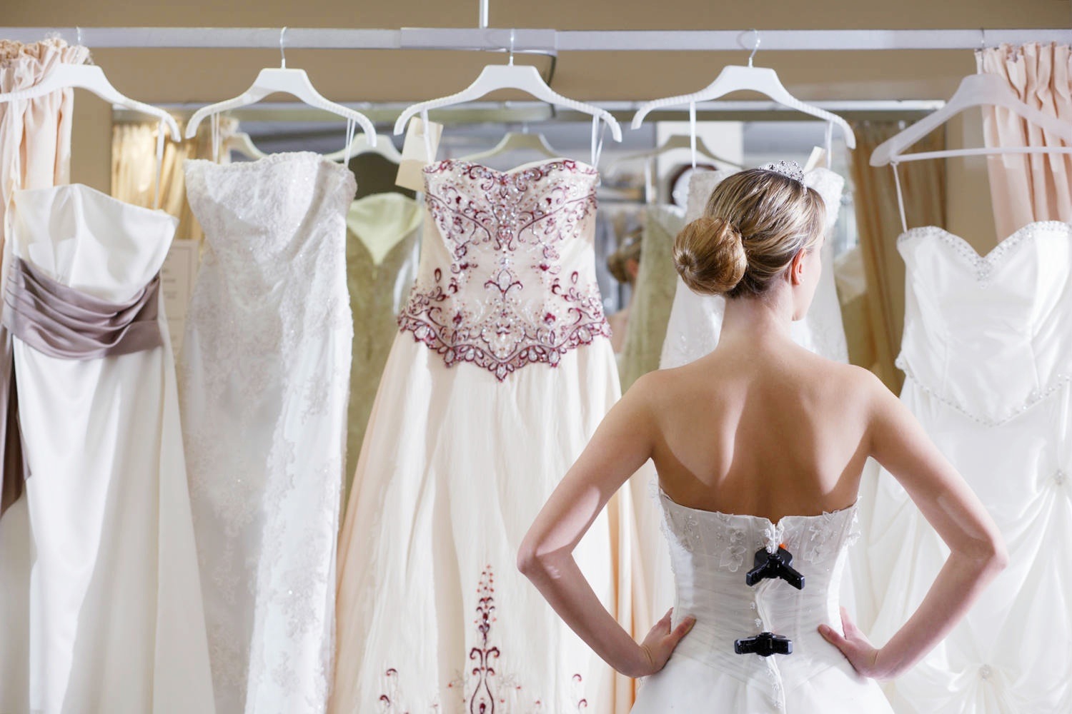 Как справиться с напряжением при выборе  свадебного платья