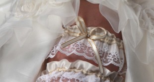 Как выбрать  свадебную подвязку (85 фото)