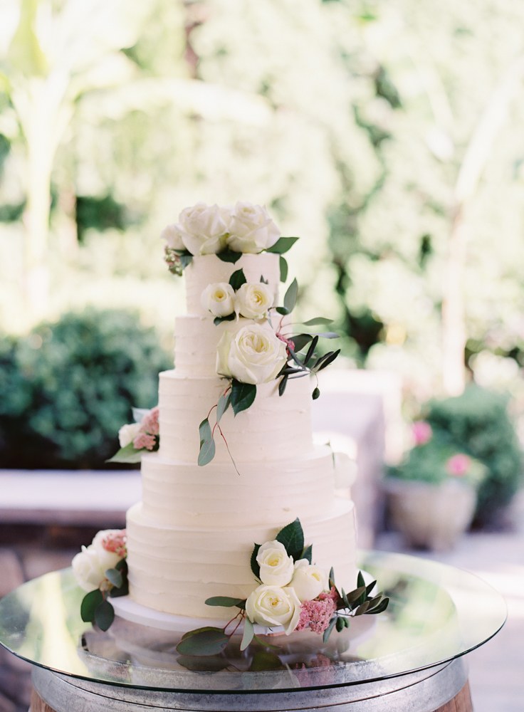10 способов украсить белый свадебный торт