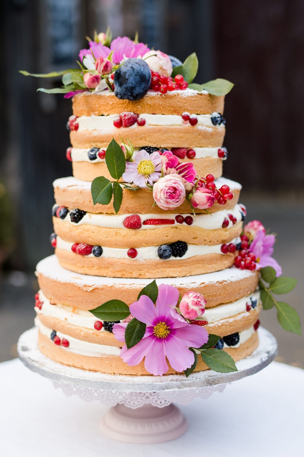 17 аппетитных летних ягодных свадебных тортов