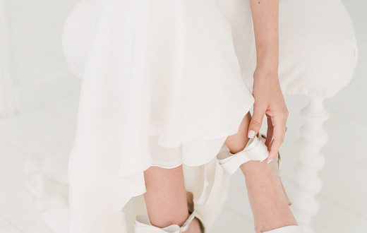 Классические белые свадебные туфли идеально подходят для невесты