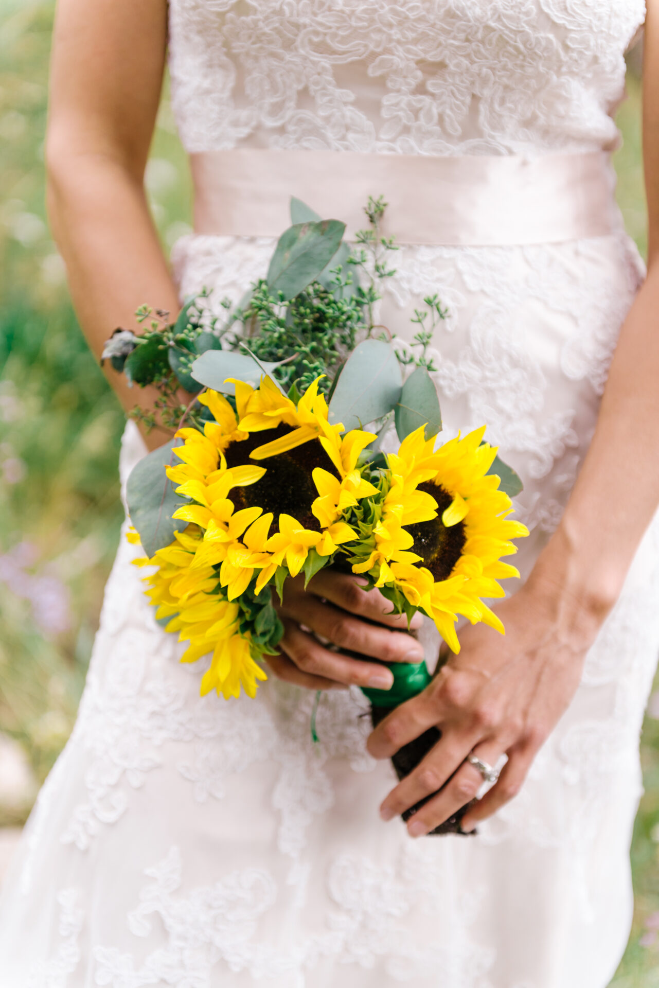 20 букетов подсолнечника, которые скрасят ваш день свадьбы