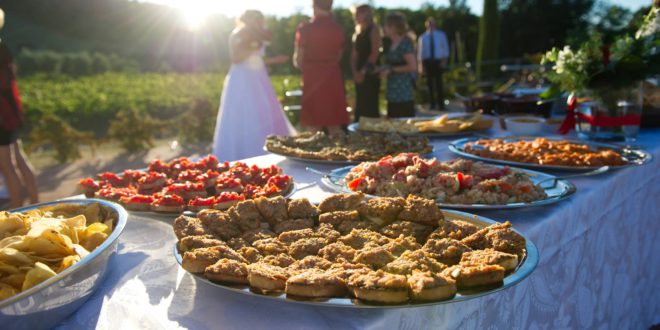 Как сохранить еду на свадьбе на открытом воздухе