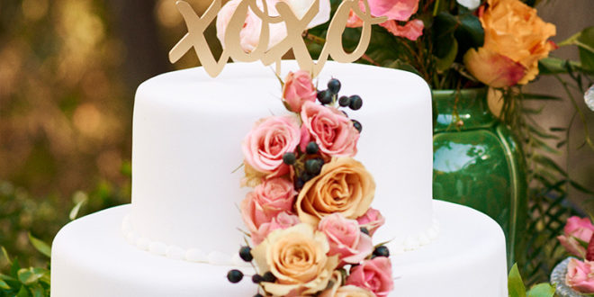 Преимущества и недостатки использования свежих или сахарных цветов для украшения вашего свадебного торта