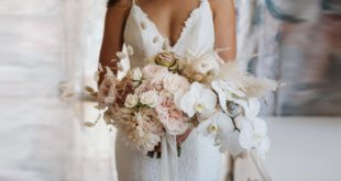 Что делать невесте и подружке невесты со своими букетами после церемонии