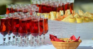 Свежие и негазированные напитки в свадебное меню