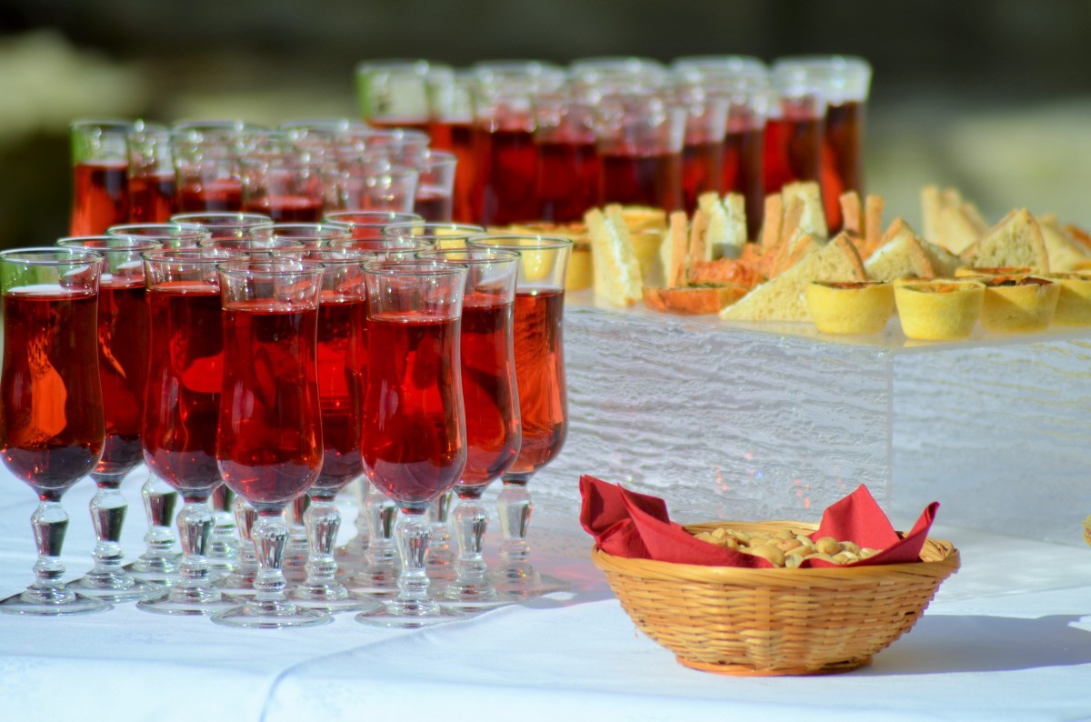 Свежие и негазированные напитки в свадебное меню