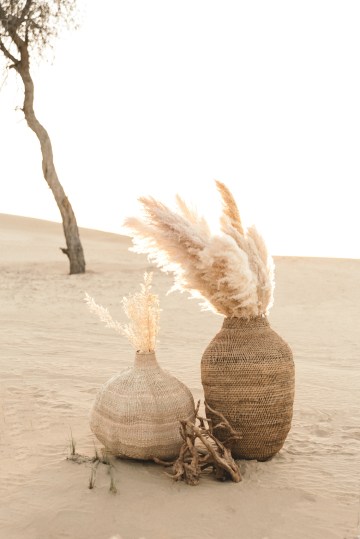 Свадебное вдохновение в богемной пустыне Дубая в мечтательных нейтральных тонах