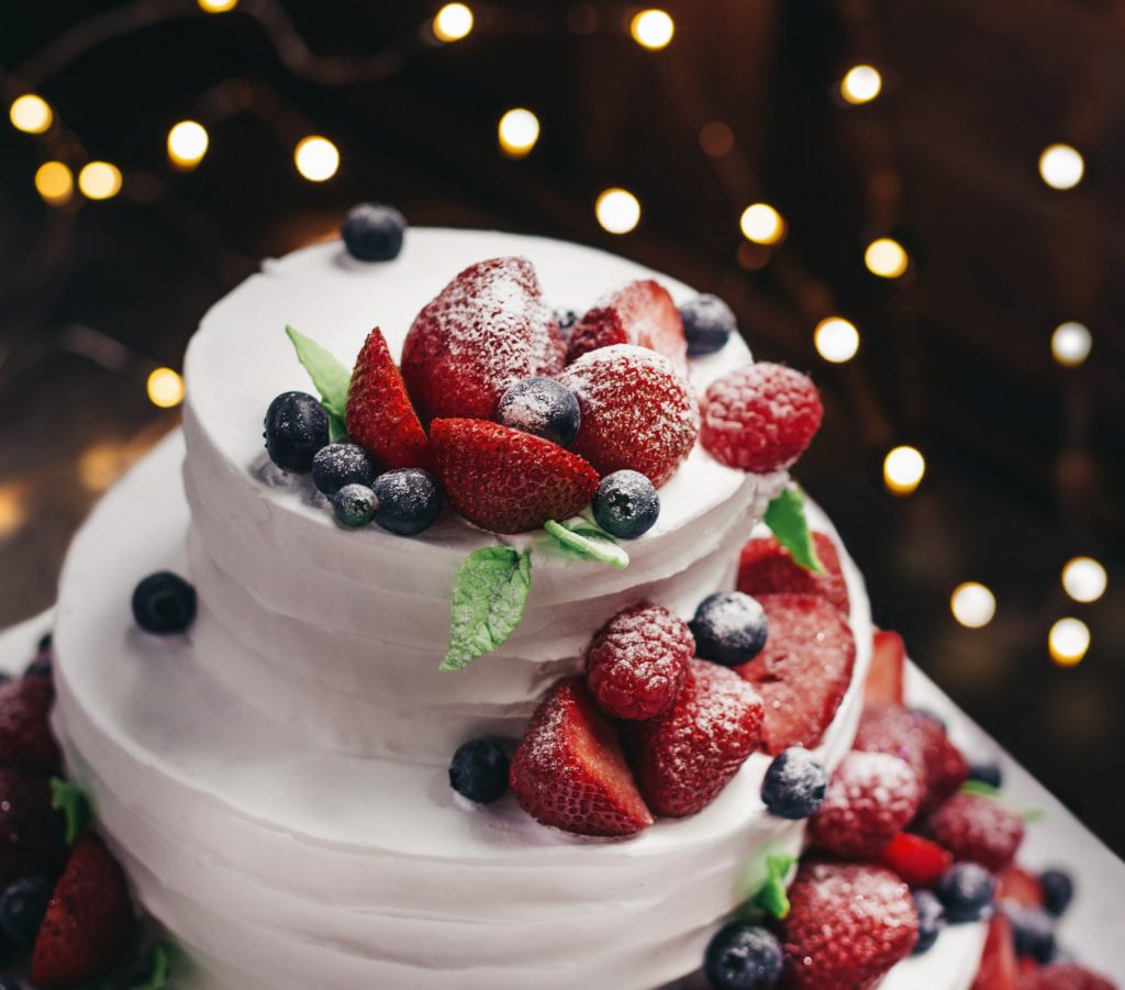 9 персонализированных идей для украшения свадебного торта