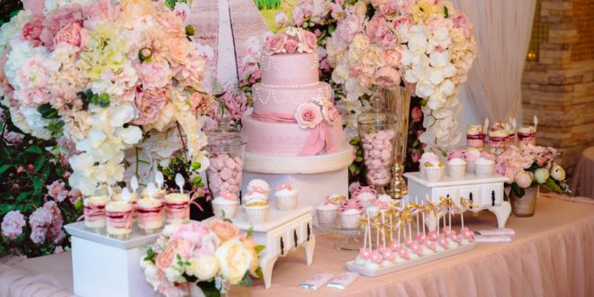 11 идеи декора стола для свадебного торта