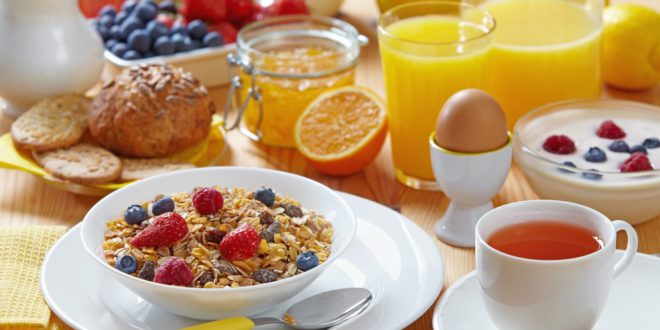 Наука утверждает, что завтрак действительно самый важный прием пищи за день