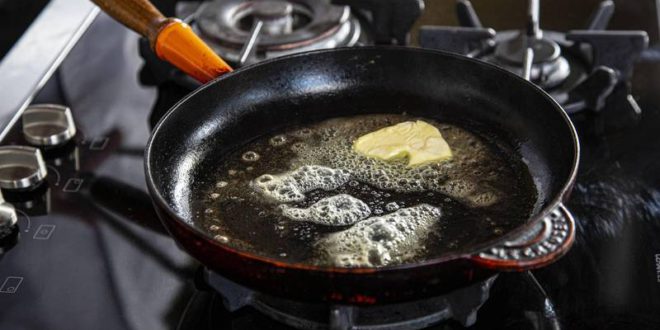 Во время готовки на сковороде лучше использовать растительное или сливочное масло
