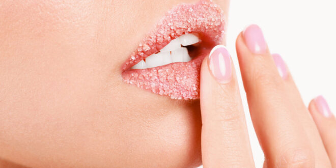 Как предотвратить и вылечить потрескавшиеся губы (помимо простого бальзама для губ)