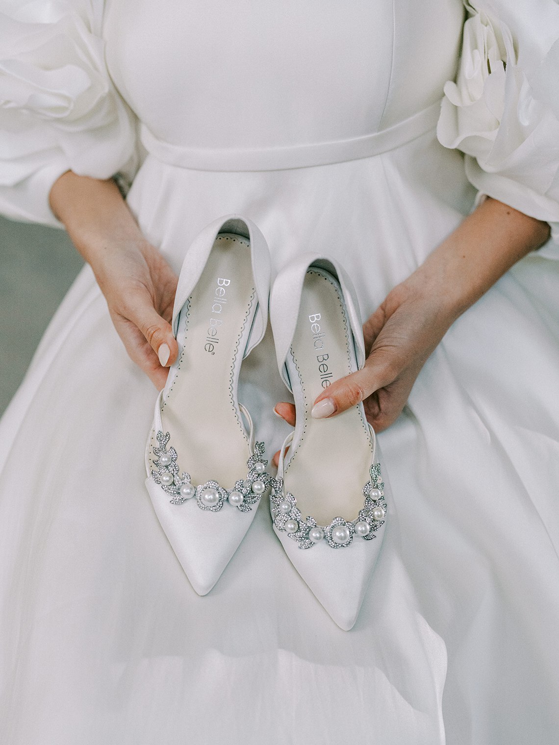 Как позировать для показа свадебной обуви