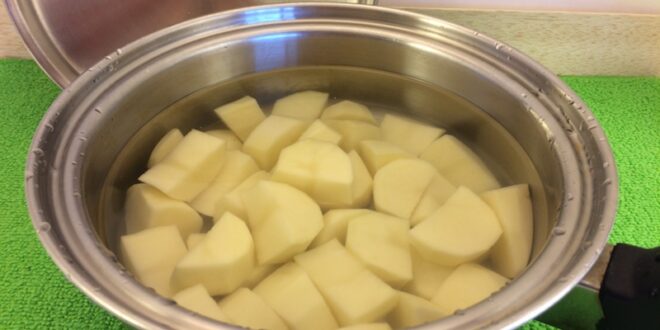 Секрет заблаговременной нарезки картофеля - замочить его в воде. Вот как это сделать