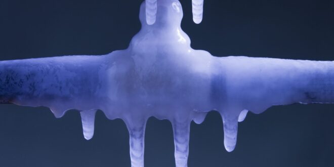 Как разморозить и предотвратить замерзание водопроводных труб
