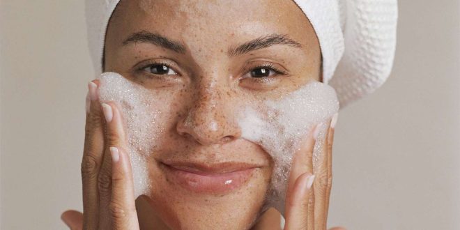 Стоит ли умывать лицо два раза в день?