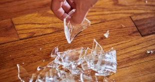 Как безопасно убрать разбитое стекло