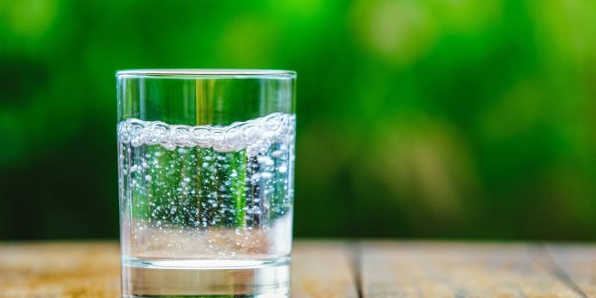 Газированная вода вредна для зубов?