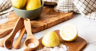 Как отмыть деревянную разделочную доску, используя лимон и соль? Как отмыть деревянную разделочную доску, используя лимон и соль?